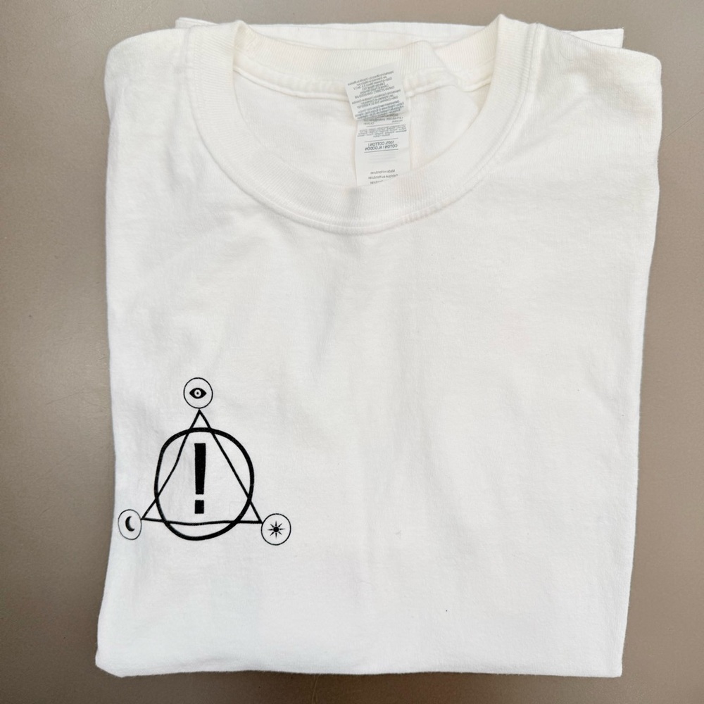 3/$10 🛒🛍️ White Graphic T-Shirt - Size Medium